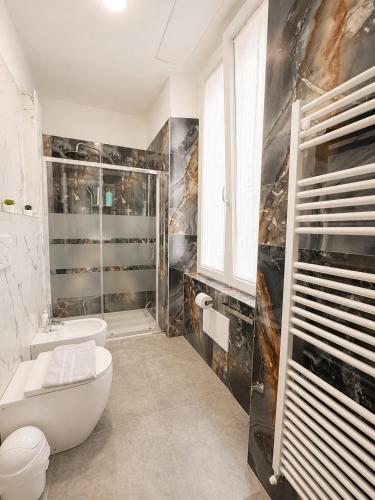 ein Badezimmer mit Toilette und Badewanne in der Unterkunft Mema Residence in Varallo Pombia