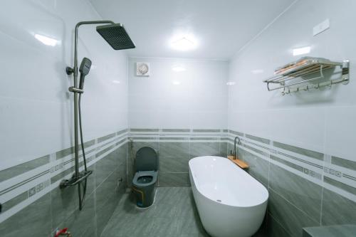 a bathroom with a toilet and a shower in it at Đồi Bông Village in Mục Uyên
