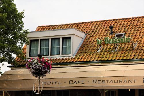 a building with a flower pot on top of it at Hotel Restaurant de Boekanier in Vrouwenpolder