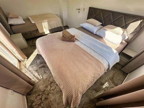 an overhead view of a bedroom with two beds at Apartmani Jozić 2 in Ripci