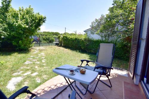 Cozy studio with garden terrace in Zambratija