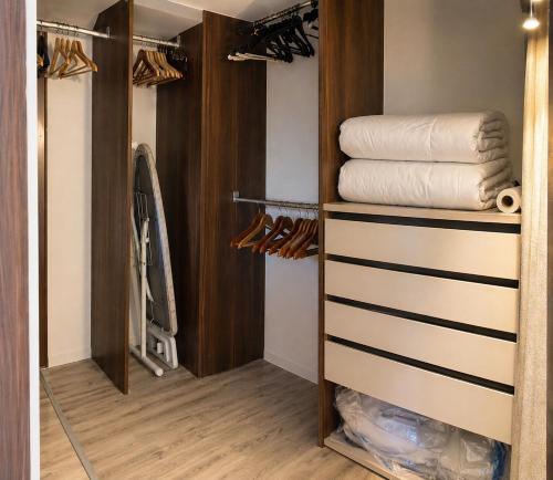 a walk in closet with a stack of towels at Maison 10 pers avec piscine Proche chalon et Beaune in Oslon