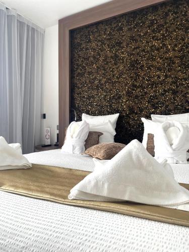 ein Schlafzimmer mit zwei Betten und weißen Kissen in der Unterkunft Oz'Inn Hôtel & Spa in Cap d'Agde