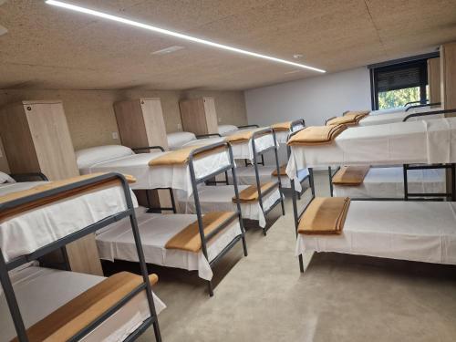 a row of bunk beds in a dorm room at Albergue Cafetería La Parada in Villarquemado