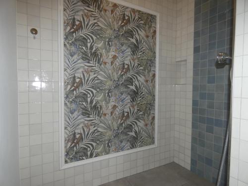 a bathroom with a shower with a tropical wallpaper at fewo1846 - Romanze - idyllische Wohnung mit Garten im Grünen in Gelting