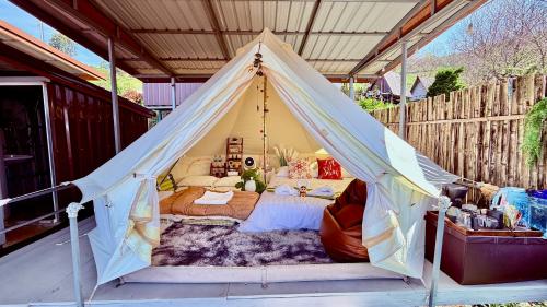 a bed in a tent in a backyard at มองวิวภูชี้ฟ้า รีสอร์ท in Ban Seng Choi