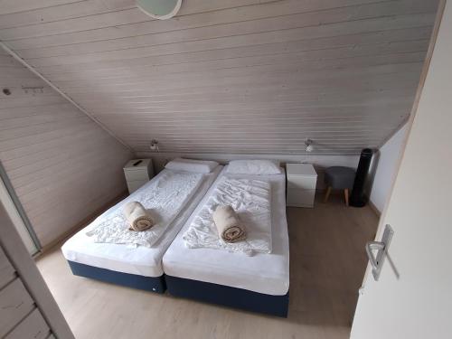 a pair of beds in a small room at Seeparkurlaub, Hessen in Kirchheim