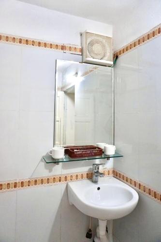 a bathroom with a sink and a mirror at Nhà nghỉ Việt Mến in Sầm Sơn