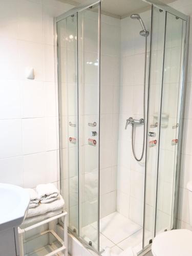a shower with a glass door in a bathroom at Eco Hostal Offenbacher-Hof in Viña del Mar
