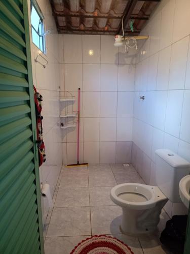a bathroom with a toilet and a sink at Aluguel de Quarto em uma casa in Cavalcante