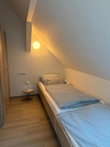a bedroom with two twin beds in a attic at Wohnung Epprechtstein Seeperle Weißenstadt in Weißenstadt