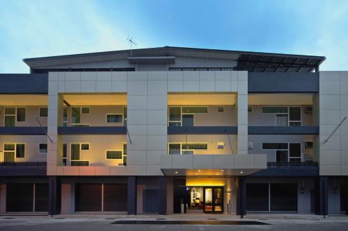 un edificio de apartamentos con luces encendidas en Rooms, en Tawau