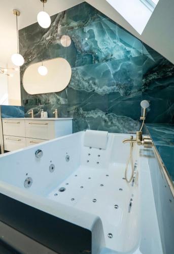 Ciel d'Azur Suite Church View, Spa & Luxury