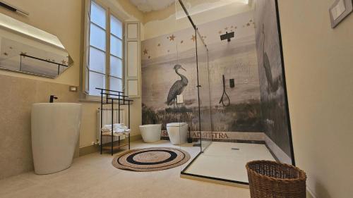ein Badezimmer mit Dusche und drei Toiletten in der Unterkunft Casa Ciseri in Siena