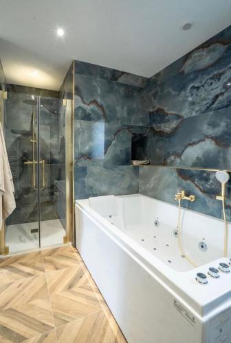 Saphir Suite Design & Whirlpool Bath