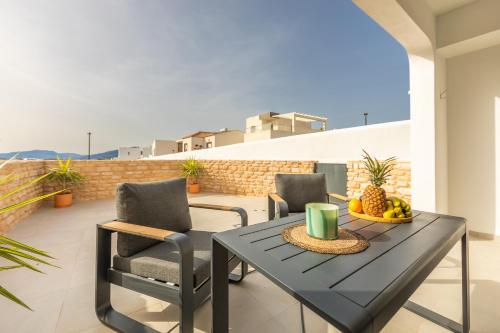 2BR Apt with Terrace & Parking, Near Beach & Town