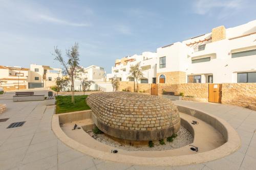 2BR Apt with Terrace & Parking, Near Beach & Town