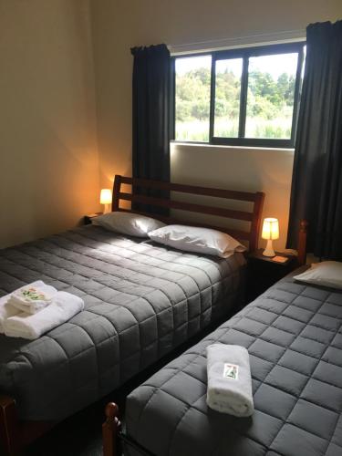 A bed or beds in a room at Bay Road Motels