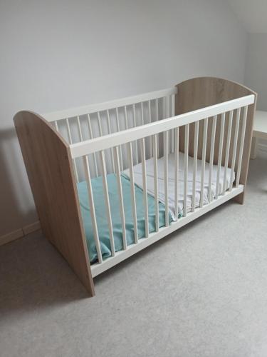 a crib in a room with a crib at Golfbreker in De Haan
