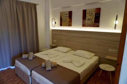 ein Schlafzimmer mit einem Bett, auf dem Handtücher liegen in der Unterkunft Archodia Studios in Kefalos