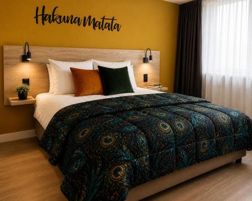 a bedroom with a king sized bed with aigil at Hotel Onder De Linden in Roden