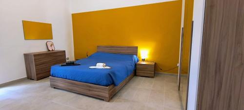 a bedroom with a bed with a swan on it at Alighieri Rooms in Triggiano