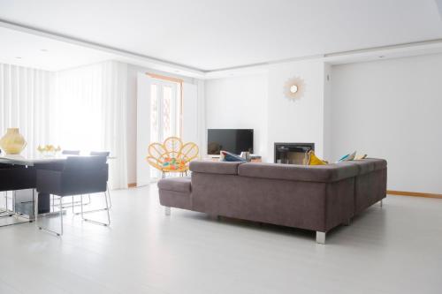 a living room with a couch and a table at Apartamento Vista Mar in Olhão