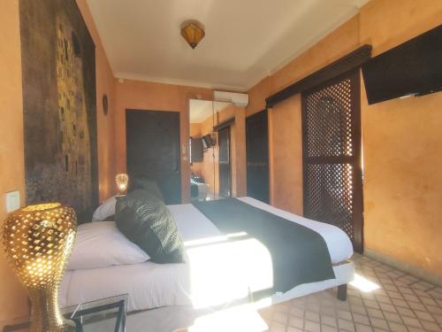 Chambre Taza, Riad 1 Couple only au village naturiste