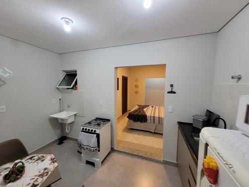 a kitchen with a stove and a bed in a room at Casa, jd Belo Horizonte in Indaiatuba