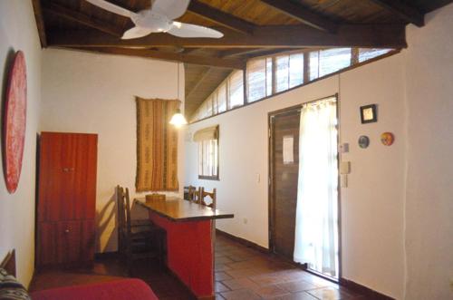sala de estar con ventilador de techo y encimera en Cabañas Alfar Sol y Mar en Mar del Plata