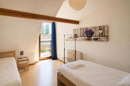 a bedroom with two beds and a window at Ferienwohnungen auf Reiterhof in Kevelaer in Kevelaer