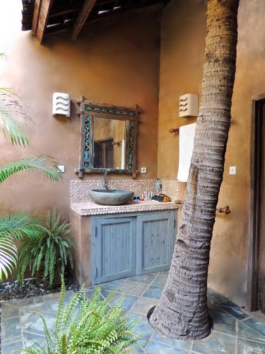 a bathroom with a sink and a mirror on the wall at Villa Sedeoen in Nembrala