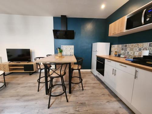 a kitchen with a table and chairs in a room at Le Tom de Libourne in Libourne