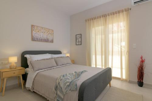 Renovated, Beachfront, quiet terrace and balcony w beach views, near Rhodes Marina AQUAVISTA HOME