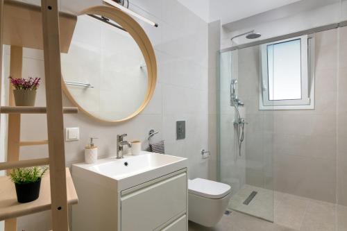 Renovated, Beachfront, quiet terrace and balcony w beach views, near Rhodes Marina AQUAVISTA HOME