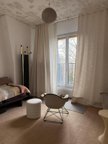 Sonniges Studio mit Blick über Park zum Eiffelturm