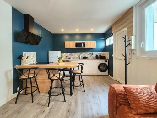 a kitchen with a table and chairs in a room at Le Tom de Libourne in Libourne