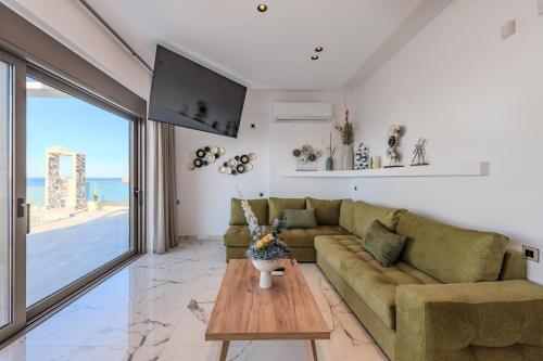 Elmar Bay Villa, Beachfront Luxury Escape with Private pool