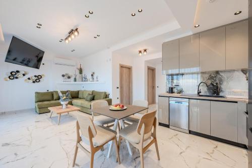 Elmar Bay Villa, Beachfront Luxury Escape with Private pool