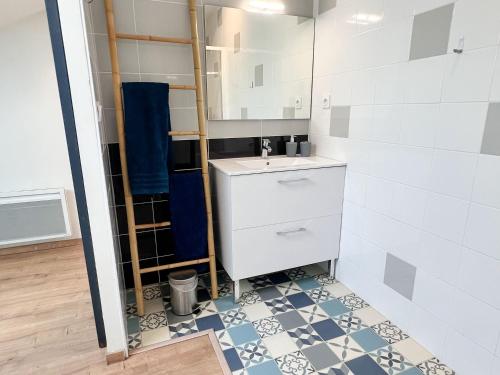 a small bathroom with a sink and a mirror at Appartement 2 hyper centre d'Agen avec garage et terrasse in Agen