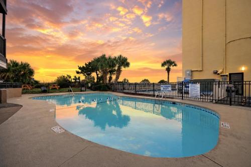 Modern Escape - Luxe Oceanfront 2BR with Epic Kitchen, Pool, Parking photo 5