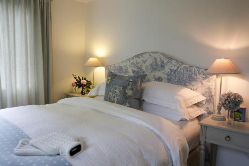 una camera da letto con un grande letto e un asciugamano di Wyett Annex a Greytown