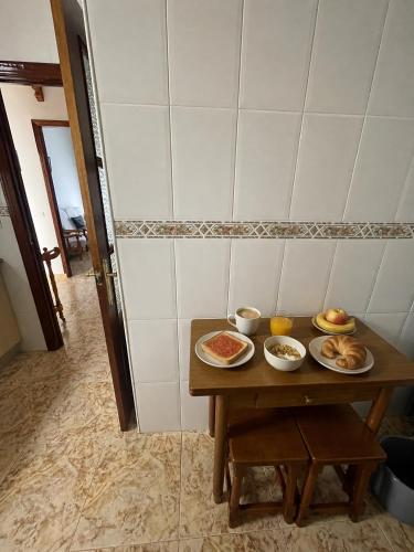 a small table with two plates of food on it at Espera Apartamentos in Espera