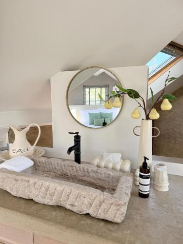 a bathroom with a sink and a mirror at Tuinderswoningen Bosrijk en Zeerijk op 100m van bos en duin in Heemskerk