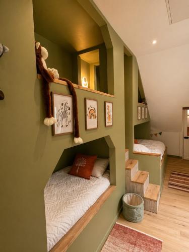 a small bedroom with a bed in a green wall at Casa Terracotta in Saint-Aignan