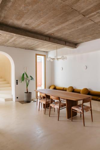 Spacious Family Home Walk to Beach Sleeps 10