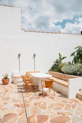 Spacious Family Home Walk to Beach Sleeps 10