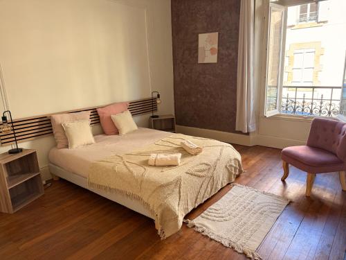 a bedroom with a bed and a chair and a window at F4 Cosy Centre Moulins - 3 chambres lits doubles -idéal Famille & Séjour Pro in Moulins