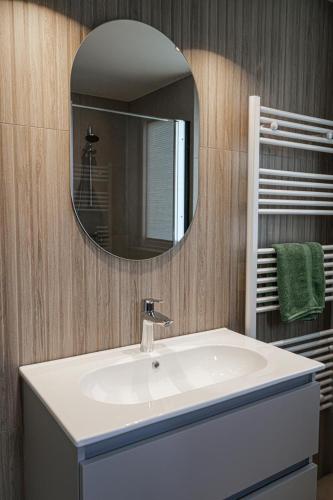 a bathroom with a white sink and a mirror at Vakantiehuis 6 personen ENL Boutique 92 in Ewijk