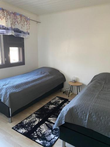 a bedroom with a bed and a table and a window at Huoneisto Rivimerta, Siikajoki in Siikajoki